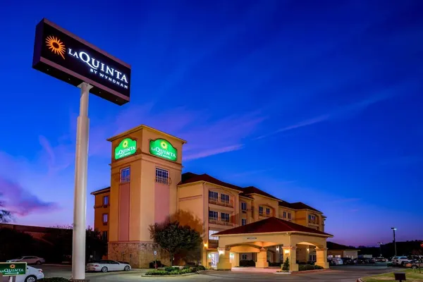 Photo 1 - La Quinta Inn & Suites by Wyndham DFW Airport West - Bedford