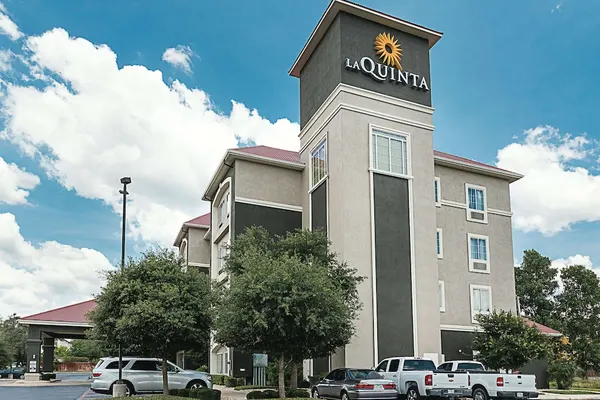 Photo 1 - La Quinta Inn & Suites by Wyndham San Antonio Northwest