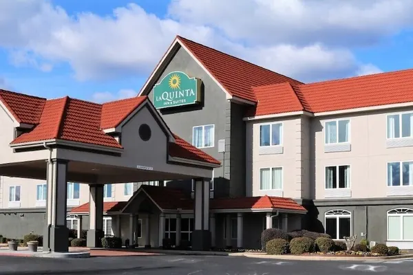 Photo 1 - La Quinta Inn & Suites by Wyndham Russellville