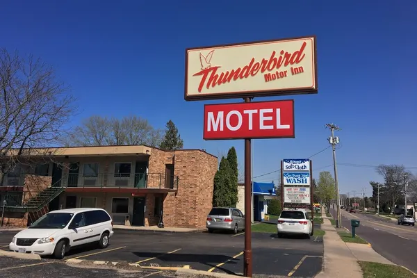 Photo 1 - Thunderbird Motor Inn Baraboo