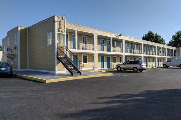 Photo 1 - Executive Inn