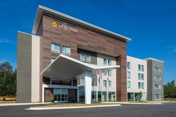 Photo 1 - La Quinta Inn & Suites by Wyndham Greensboro Arpt High Point