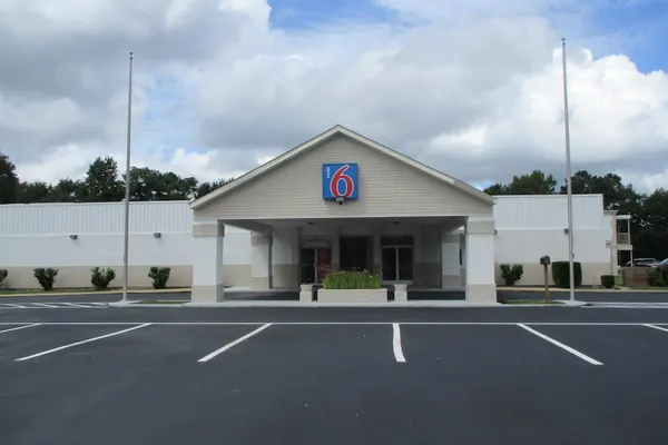 Photo 1 - Motel 6 Bay Minette, AL