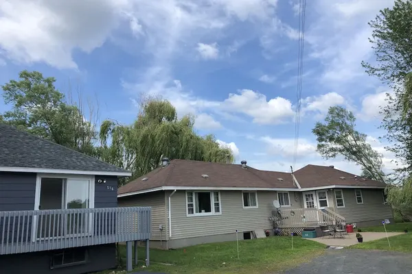 Photo 1 - 3-Bedroom Lakefront House
