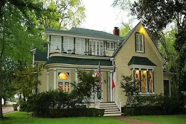 Photo 1 - Woldert-Spence Manor