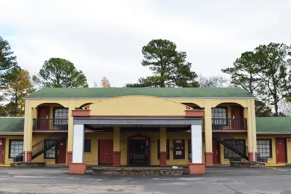 Photo 1 - Budget inn