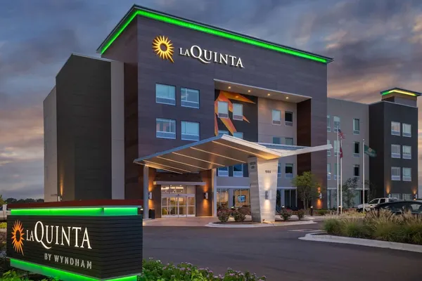 Photo 1 - La Quinta Inn & Suites by Wyndham West Memphis