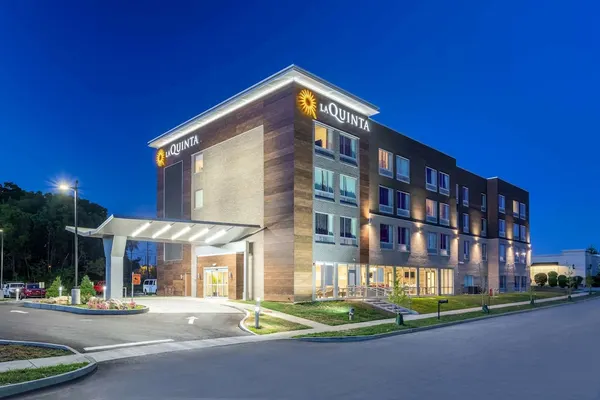 Photo 1 - La Quinta Inn & Suites by Wyndham Bloomington