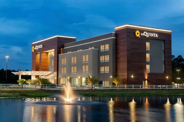 Photo 1 - La Quinta Inn & Suites by Wyndham Brunswick/Golden Isles