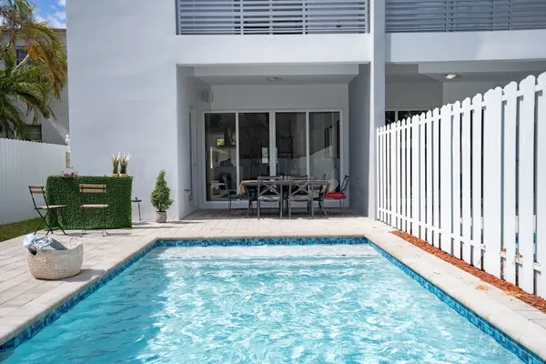 Photo 1 - 4BR Pool Townhome Duplex by Jos17