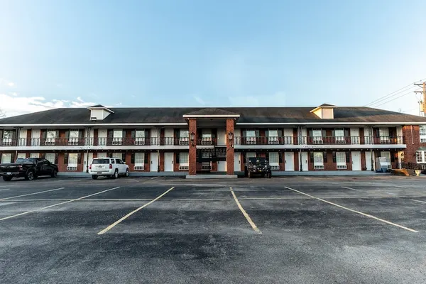 Photo 1 - New Orleans Inn Portageville