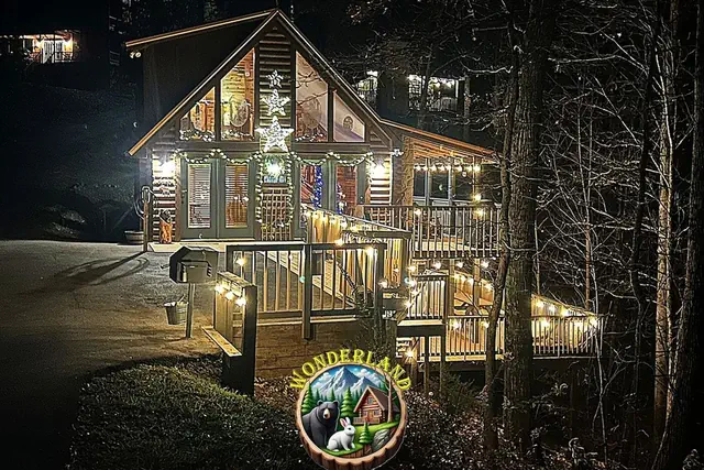 Photo 1 - By Dollywood! King Beds, Hot Tub, Arcade, Fire Pit
