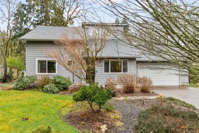 Photo 1 - Oakway Oasis - 6 Minutes to Autzen