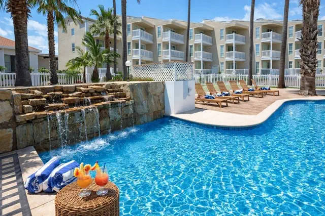 Photo 1 - Family Condo - Pool, Jacuzzi & BBQ - Walk to Beach