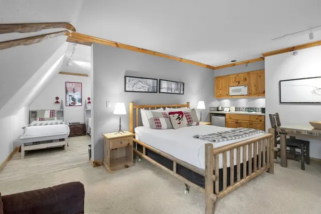 Photo 1 - Schweitzer PM: Selkirk Split King - Family Suite w/ Balcony