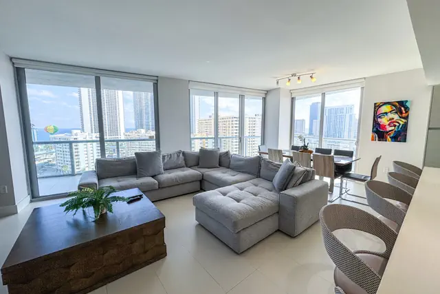 Photo 1 - Luxury 3-bedroom condo with pool