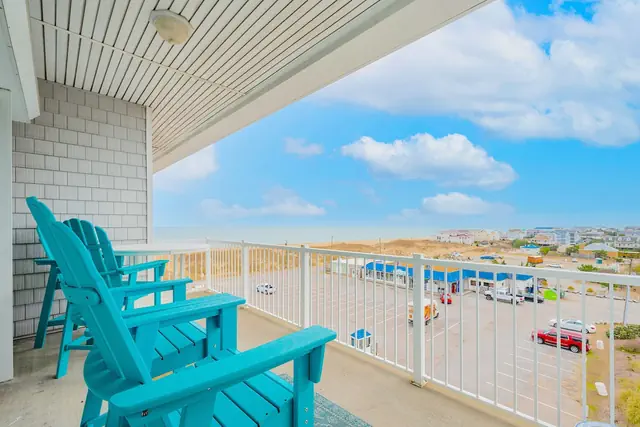Photo 1 - 4BR Waterfront Penthouse | Pool & Views