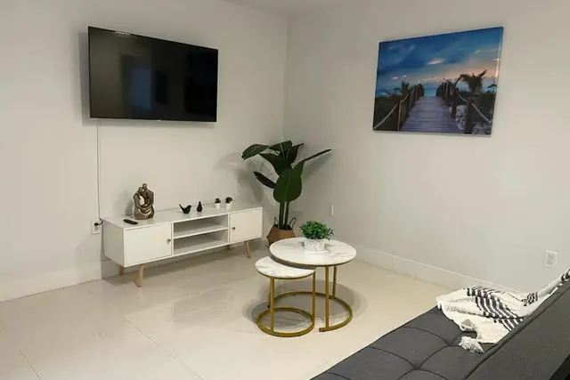 Photo 1 - Upstairs 2bed/1 bath apt w/parking little habana