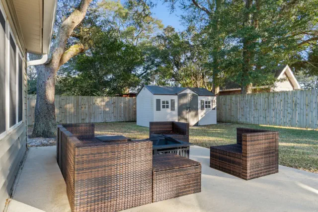 Photo 1 - 4BR Retreat | 3 beds | Backyard | Sleeps 10