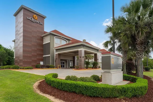 Photo 1 - La Quinta Inn & Suites by Wyndham Baton Rouge Denham Springs