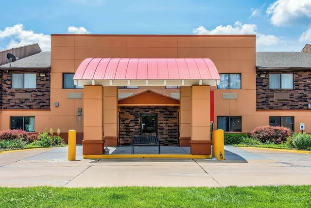 Photo 1 - Econo Lodge Topeka at Wanamaker