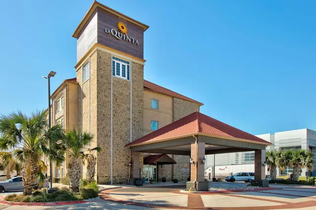 Photo 1 - La Quinta Inn & Suites by Wyndham Dallas Grand Prairie South