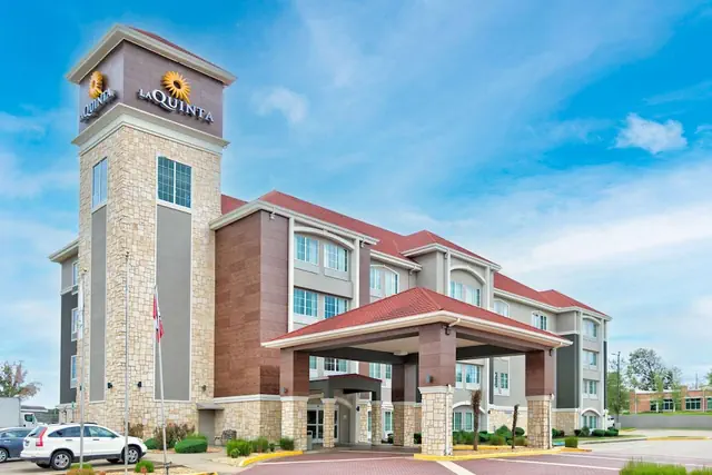 Photo 1 - La Quinta Inn & Suites by Wyndham Little Rock - Bryant