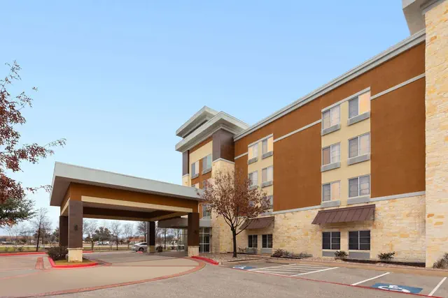 Photo 1 - La Quinta Inn & Suites by Wyndham Austin - Cedar Park