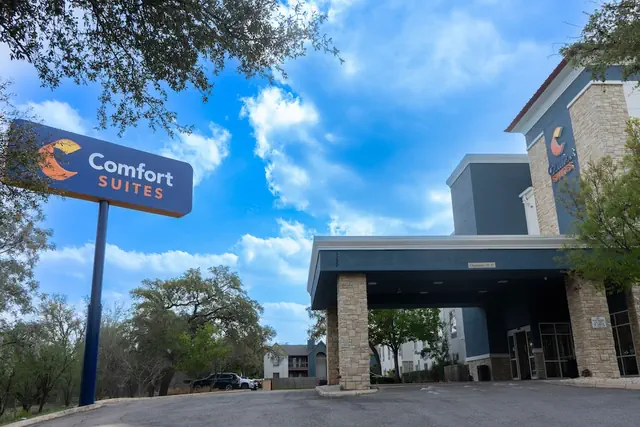 Photo 1 - Comfort Suites Medical Center near Six Flags