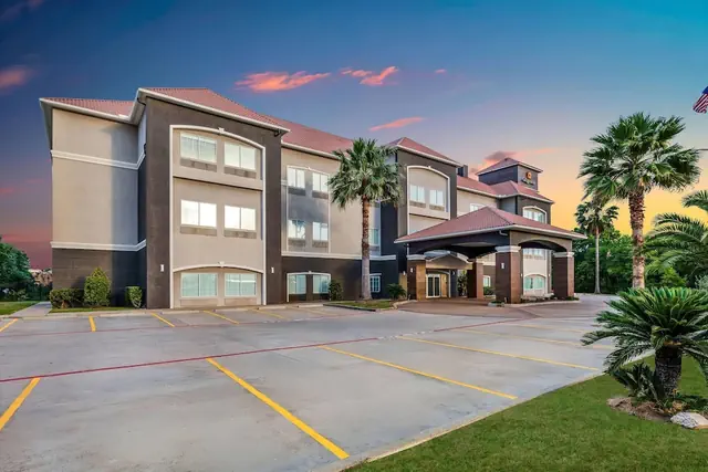 Photo 1 - La Quinta Inn & Suites by Wyndham Alvin