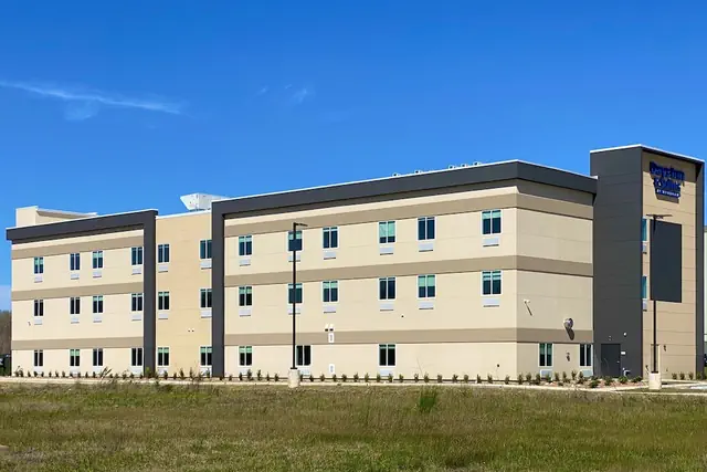 Photo 1 - Days Inn & Suites by Wyndham Beaumont West / I-10 & Walden