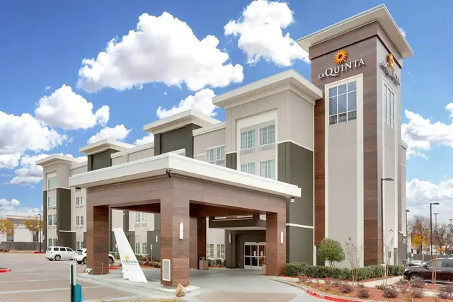 Photo 1 - La Quinta Inn & Suites by Wyndham Dallas Love Field