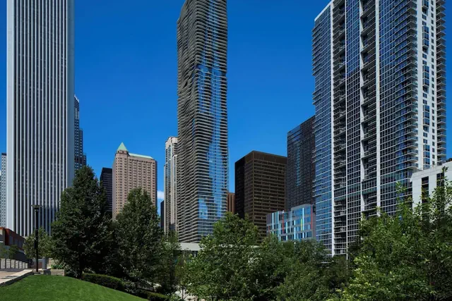Photo 1 - Radisson Blu Aqua Hotel Chicago