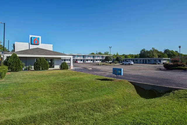 Photo 1 - Motel 6 Sulphur Springs, TX