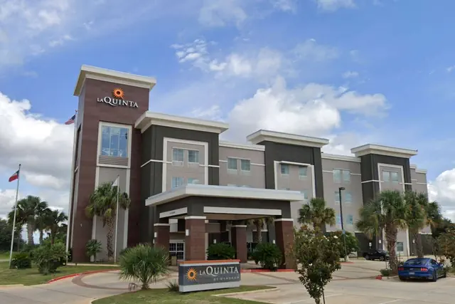 Photo 1 - La Quinta Inn & Suites by Wyndham Pearsall
