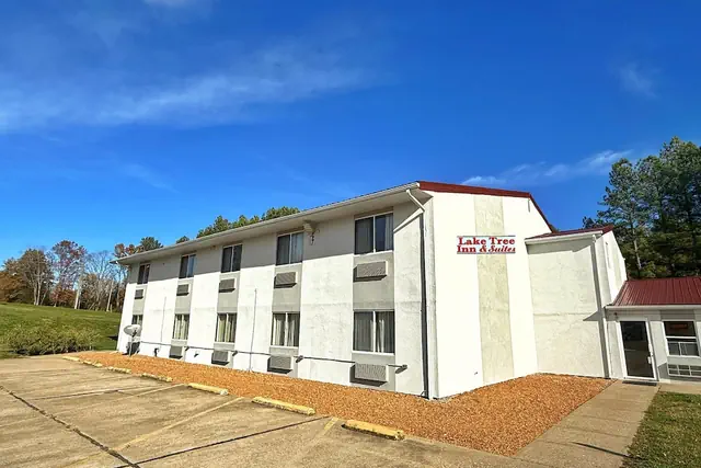 Photo 1 - Laketree Inn And Suites Marion