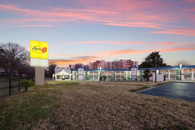 Photo 1 - Super 8 by Wyndham Portsmouth - Norfolk