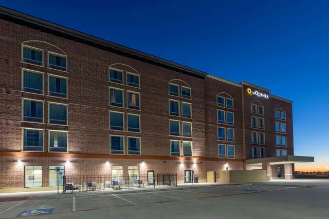 Photo 1 - La Quinta Inn & Suites by Wyndham Dallas - Frisco Stadium