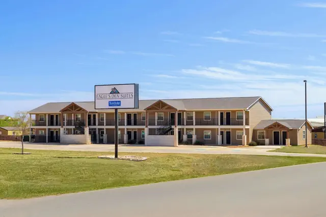 Photo 1 - Eagle's Den Suites Cotulla a Travelodge by Wyndham