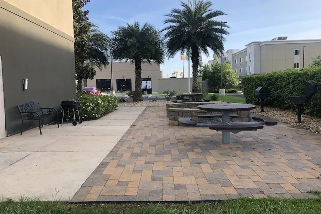 Photo 1 - La Quinta Inn & Suites by Wyndham Gonzales LA