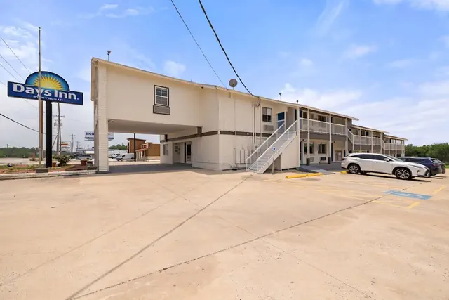 Photo 1 - Days Inn by Wyndham Kenedy/Karnes City