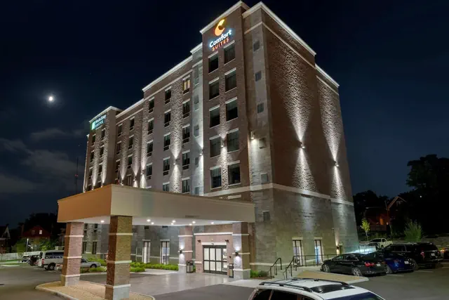 Photo 1 - Comfort Suites Cincinnati University - Downtown