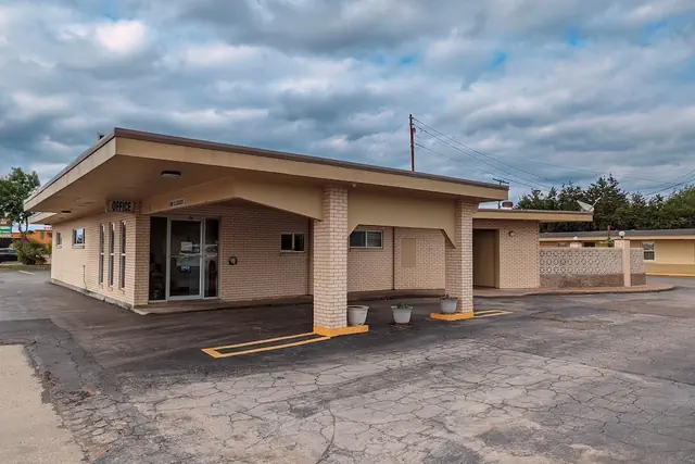 Photo 1 - Budget inn
