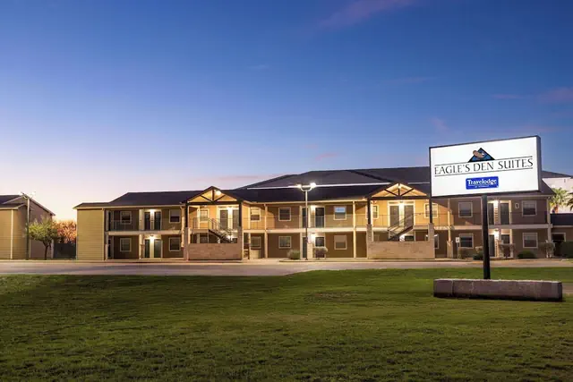 Photo 1 - Eagle's Den Suites Kenedy a Travelodge by Wyndham