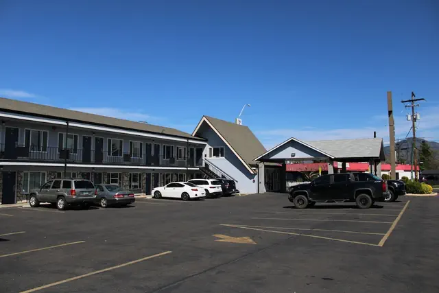 Photo 1 - Pine Tree Inn