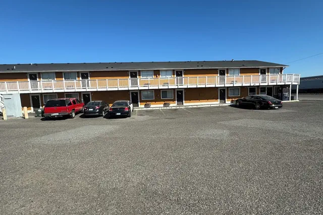 Photo 1 - Airport Motel