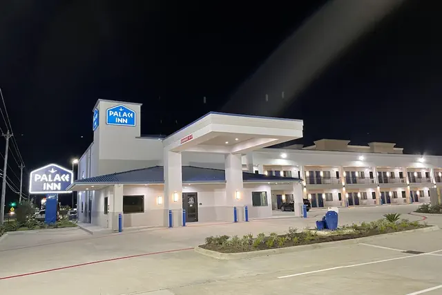 Photo 1 - Palace Inn Blue - Garth Rd