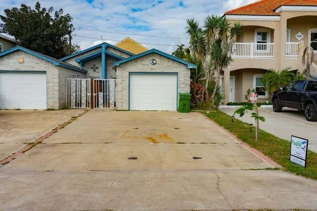 Photo 1 - Ground Floor Duplex 1/2 block to Beach BBQ ok 2 Bedroom Home by RedAwning