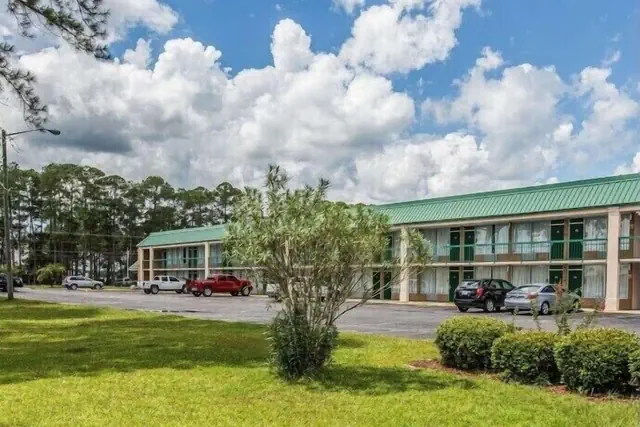 Photo 1 - Travelers Inn Douglas By OYO US-441