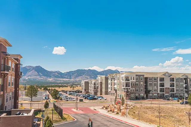 Photo 1 - Modern  Mountain view very clean
